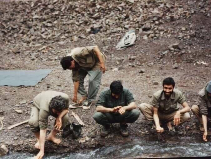 شهید سردار سلیمانی در میان رزمندگان