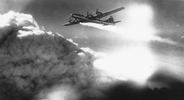 بمباران توكيو توسط هواپيماهاي امريكايي 